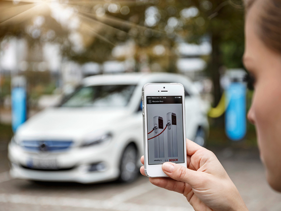 Ladesäulen lassen sich beispielsweise per App freischalten. Foto: Mercedes-Benz